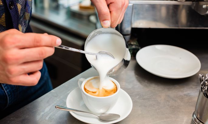 фото как рисуют молоком по кофе