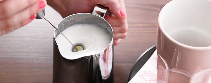 фото как взбивать молоко в пену ручным капучинатором