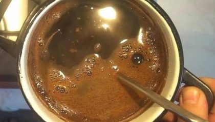 фото как заварить кофе в кастрюле на плите