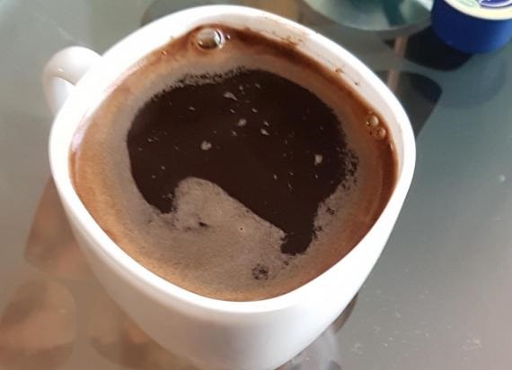 фото кофе, сваренного в кастрюле на плите